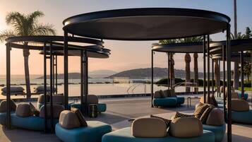 Kolam renang outdoor, dengan payung kolam renang dan kursi berjemur