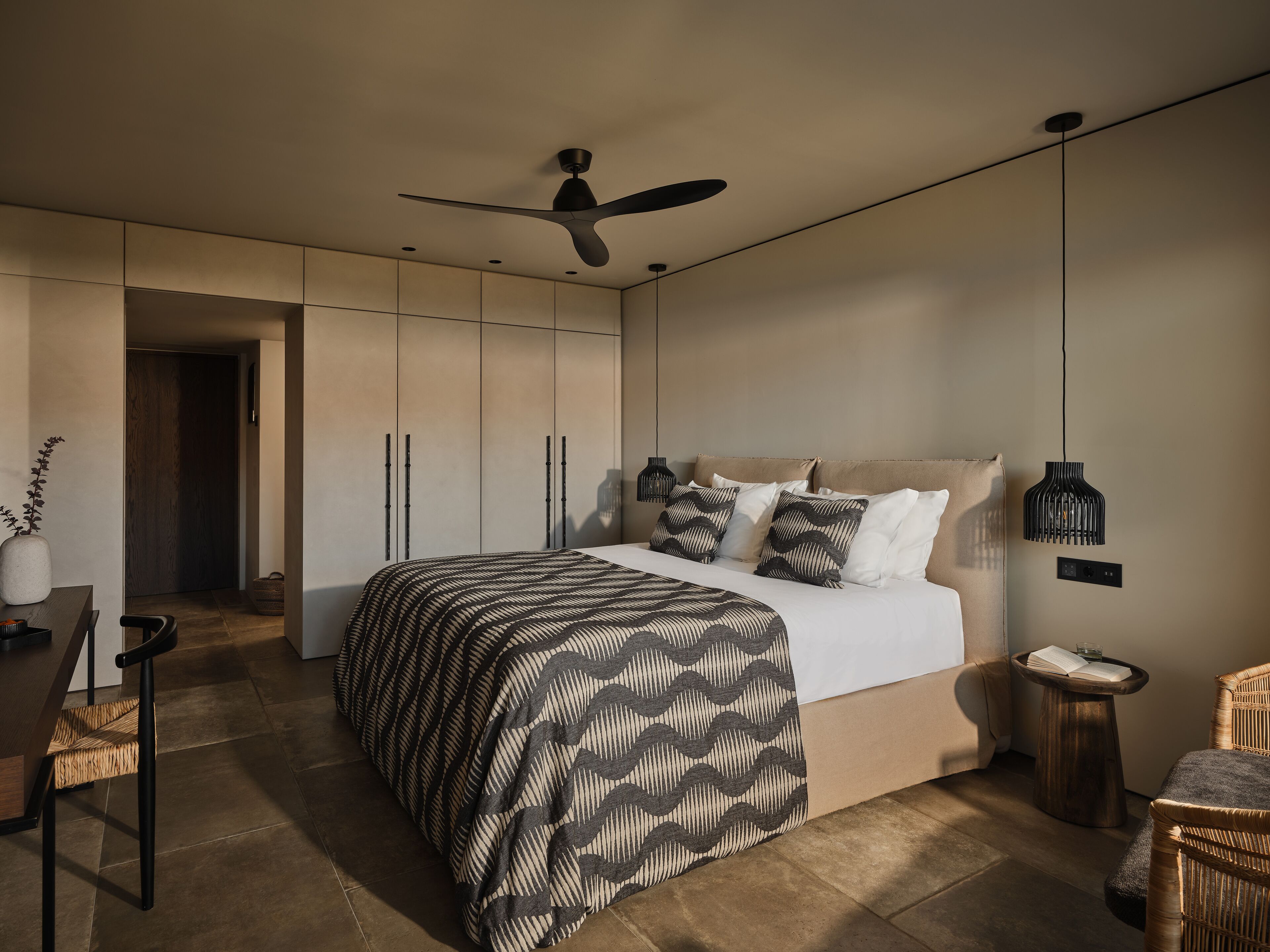 Bộ đồ giường cao cấp, minibar, két bảo mật tại phòng, bàn 