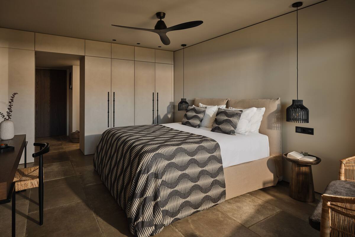 Luxe beddengoed, een minibar, een kluis op de kamer, een bureau
