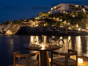 2 restaurants, breakfast, lunch, dinner served; international cuisine
