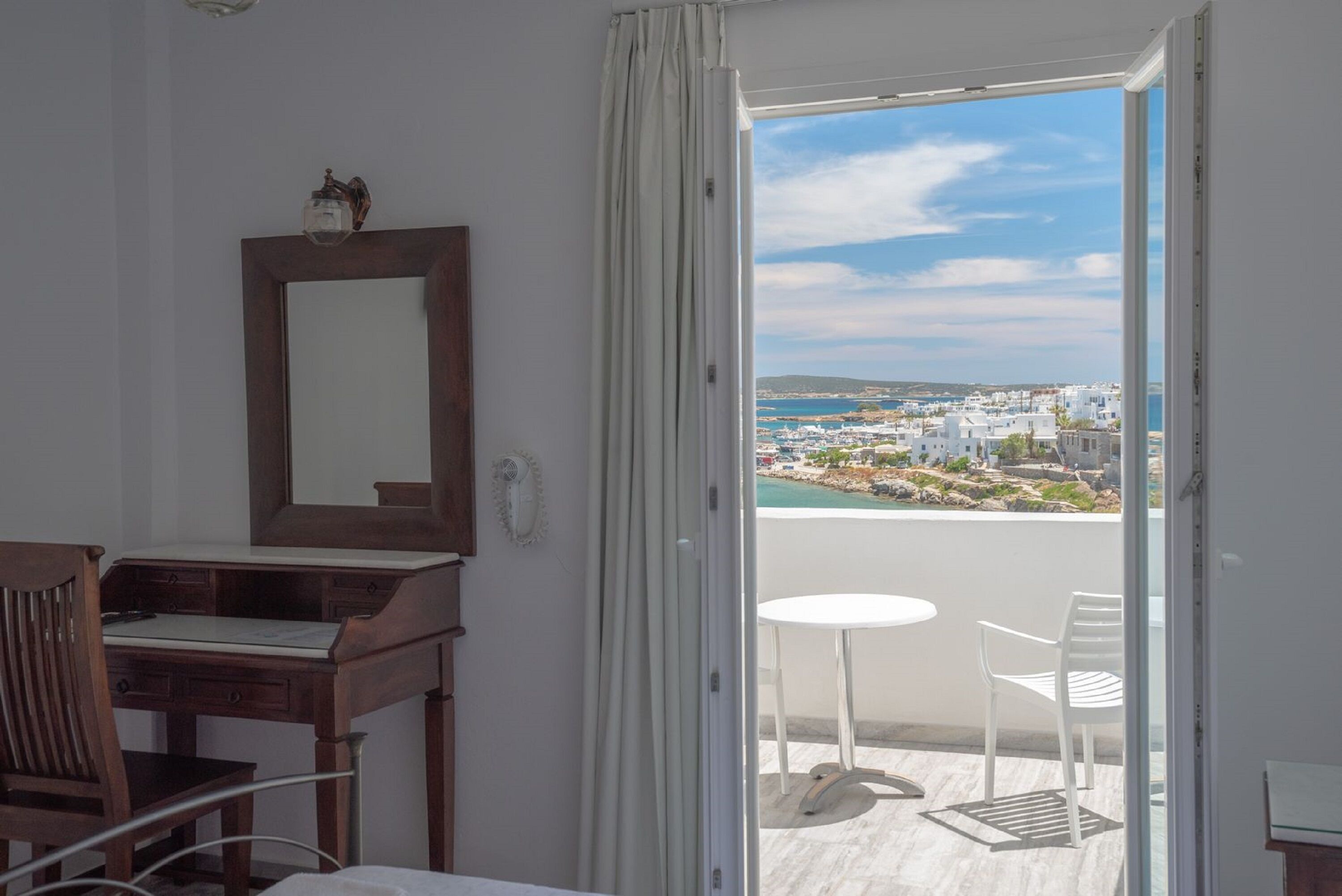 Camera panoramica, vista mare | Biancheria da letto ipoallergenica, minibar, cassaforte in camera