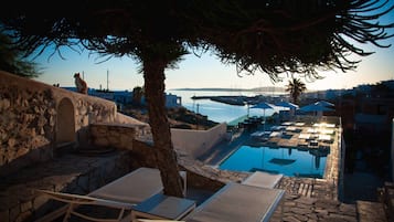 Piscine extérieure, parasols de plage, chaises longues