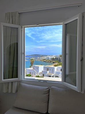Panoraamahuoneisto (Pool & Sea View) | Allergiatestatut vuodevaatteet, minibaari, tallelokero huoneessa
