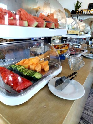 Tägliches kontinentales Frühstück (15 EUR pro Person)