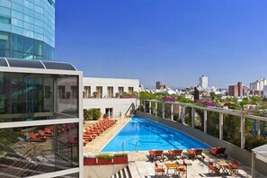 Piscine intérieure, piscine extérieure