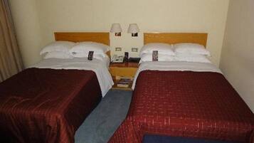 Een minibar, een kluis op de kamer, een bureau, verduisterende gordijnen