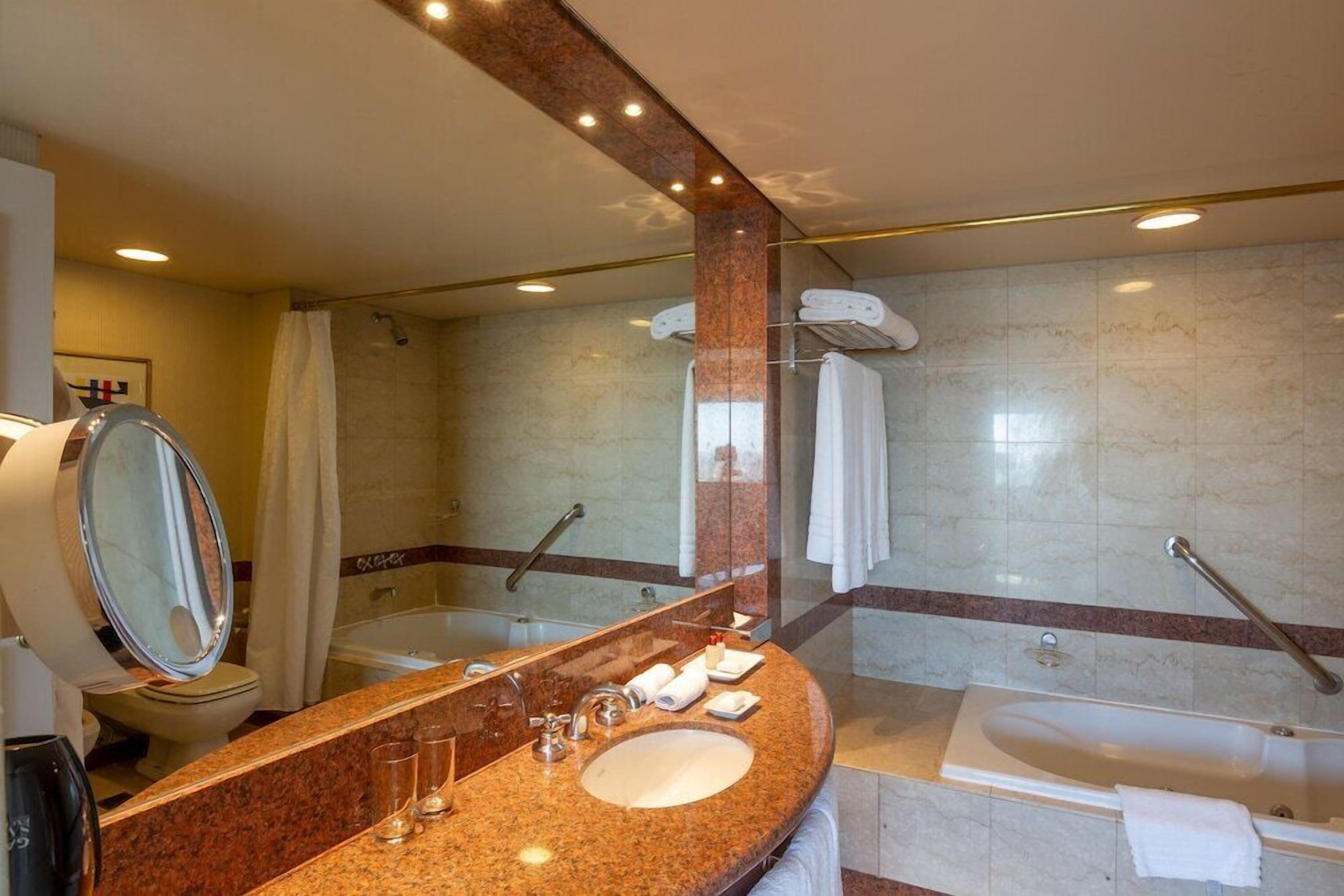Bathroom | Combined shower/tub, deep soaking tub, rainfall showerhead