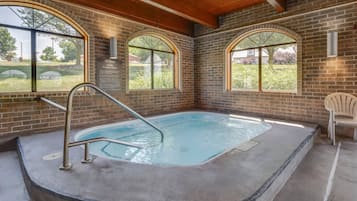 Piscine couverte, chaises longues