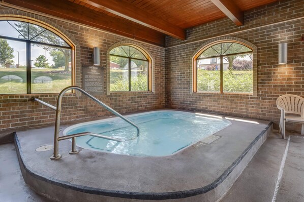 Piscine couverte, chaises longues