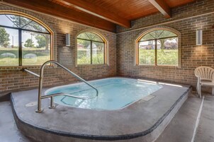 Piscina interna, espreguiçadeiras