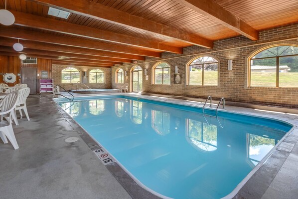 Indoor pool, sun loungers - Comfort Inn Millersburg (Millersburg)