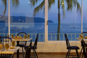 2 restaurants, breakfast, lunch, dinner served; international cuisine