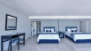 Une chambre d’hôtel avec deux lits, un bureau et une chaise.