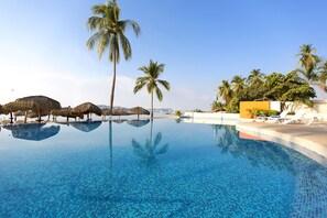 Una piscina al aire libre, tumbonas
