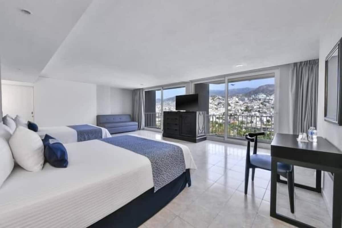 Cubrecamas, caja de seguridad en la habitación y cortinas blackout