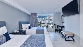 Habitación estándar, 2 camas matrimoniales, vista a la montaña | Edredón, caja de seguridad en la habitación y cortinas blackout