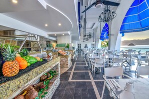 2 restaurantes; se sirven desayunos, almuerzos y cocina internacional 