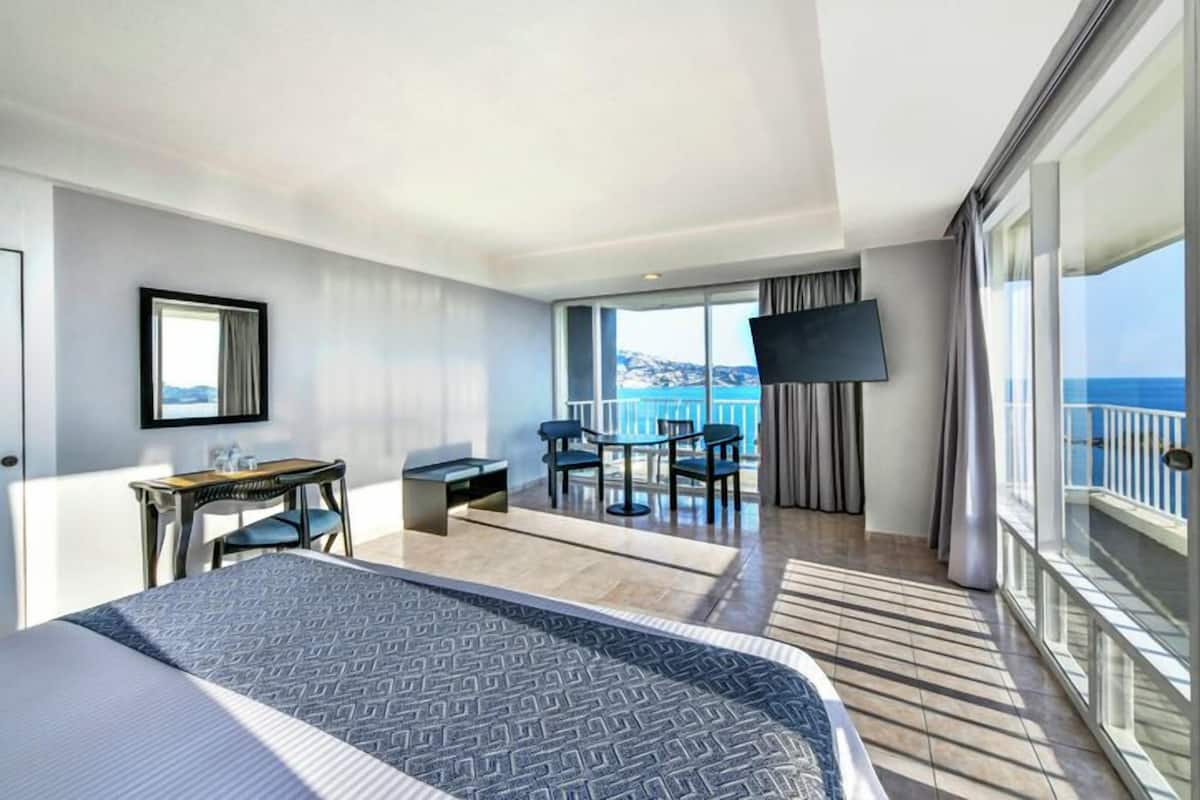 Cubrecamas, caja de seguridad en la habitación y cortinas blackout