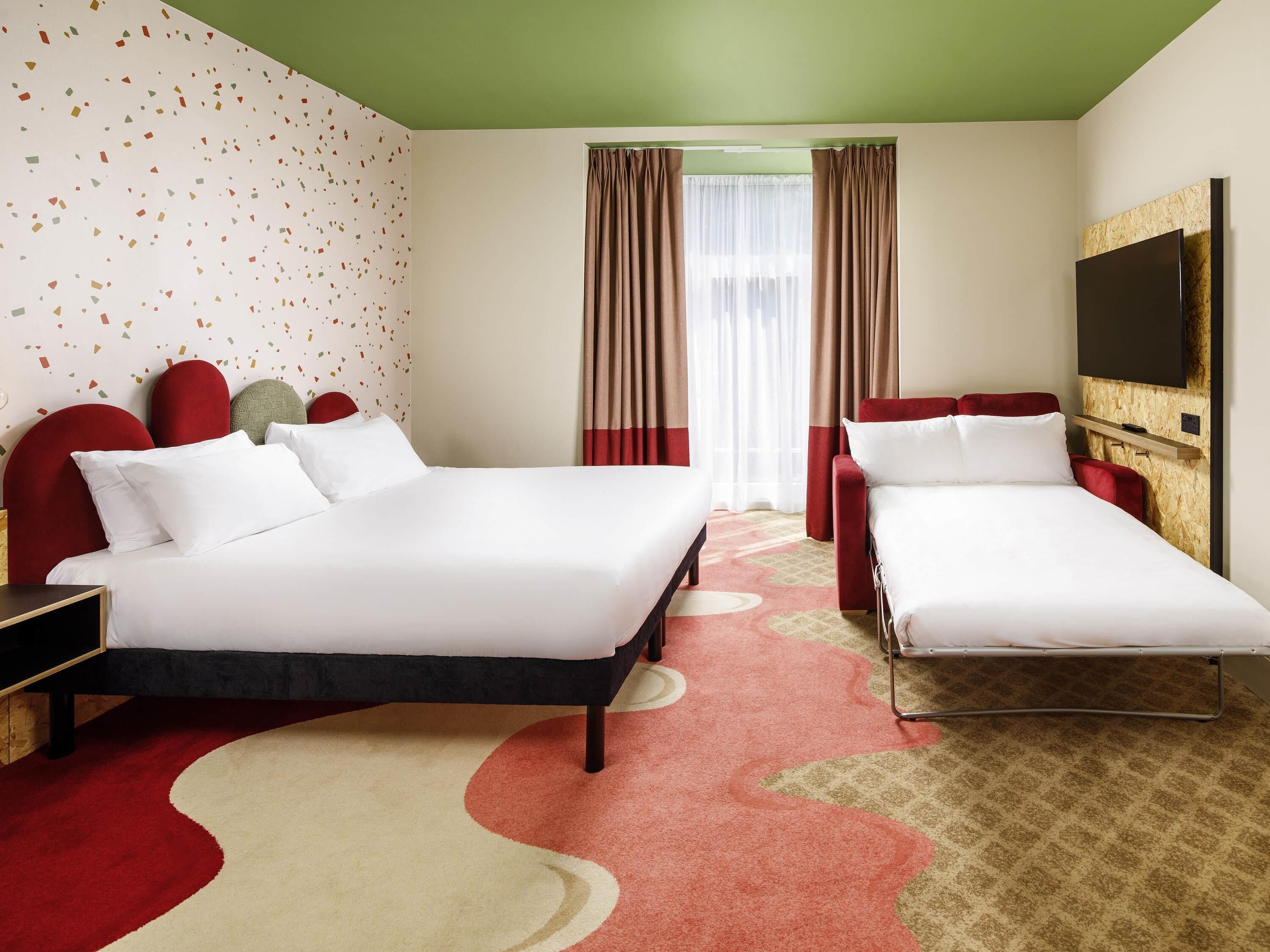 Habitación superior, 1 cama doble con sofá cama (Plus) | Mobiliario individual, escritorio, cortinas opacas y wifi gratis