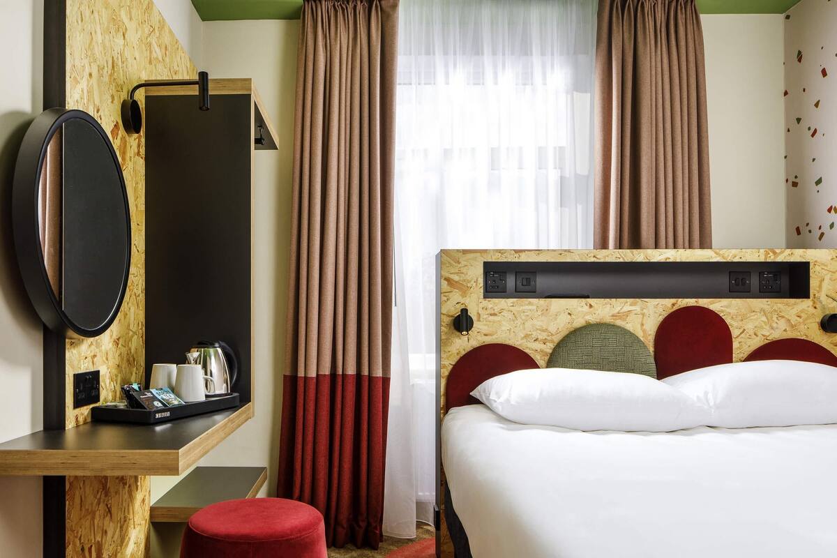 Quarto, 1 cama de casal | Escrivaninha, cortinas blackout, Wi-Fi de cortesia