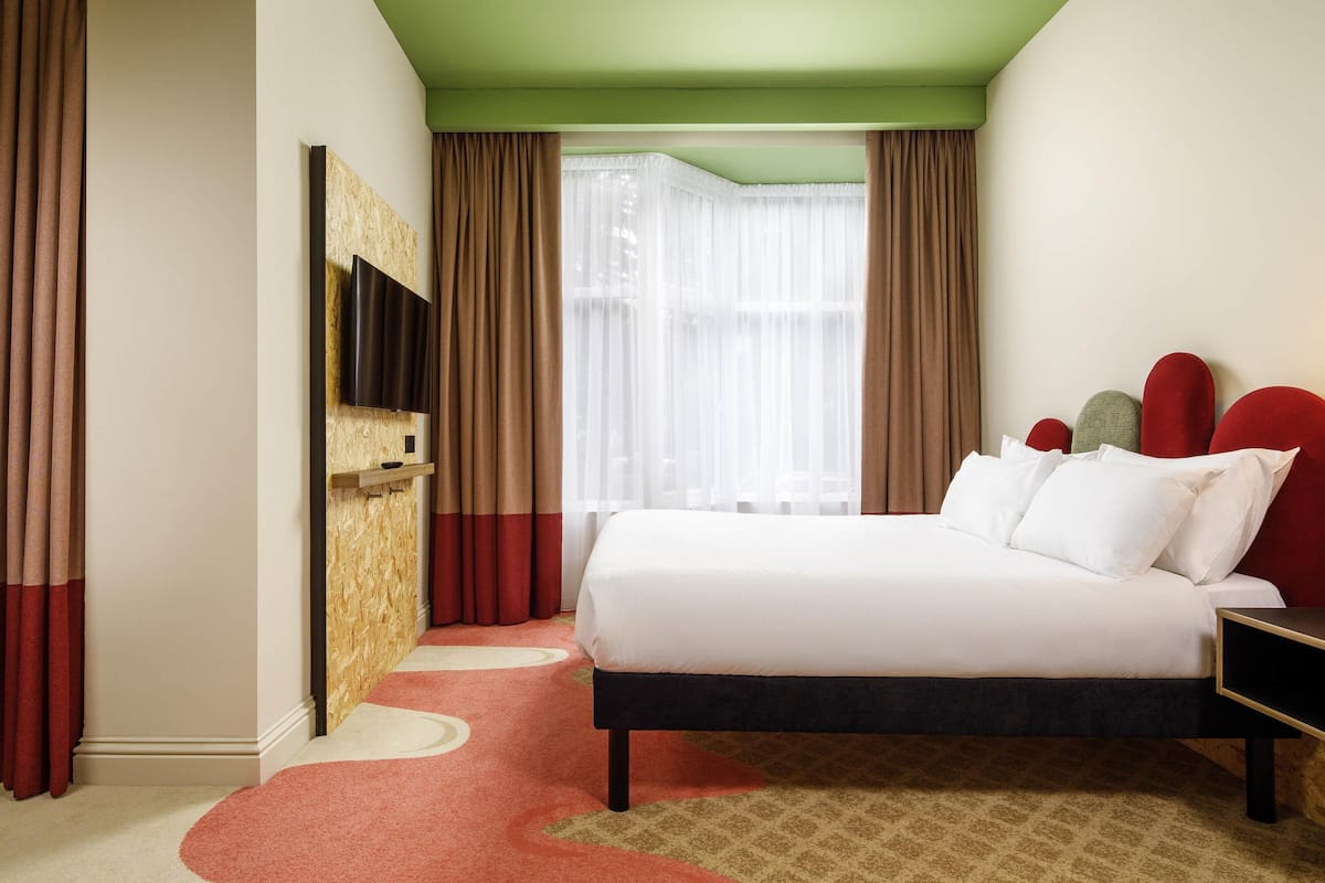 Individually furnished, desk, blackout drapes, free WiFi