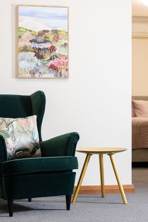 One Bedroom Suite | Area soggiorno | TV LED