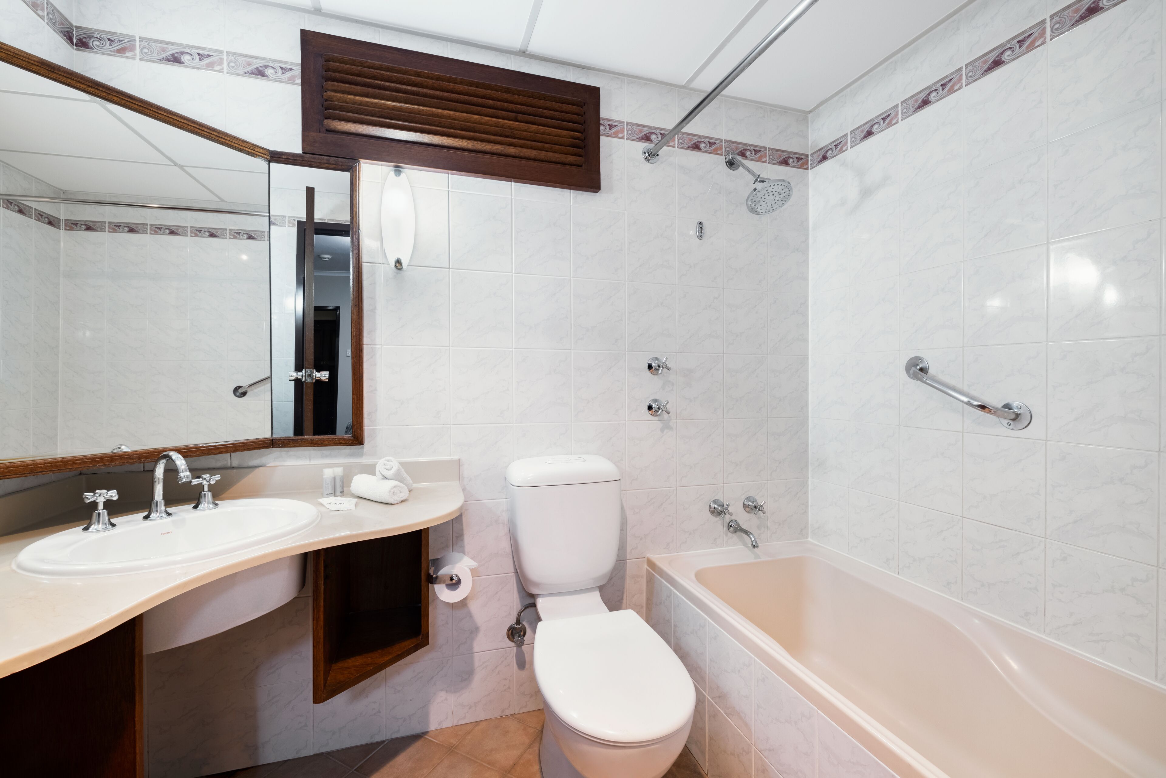 Un baño moderno con lavamanos, inodoro y bañera.