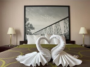 Escritorio, cortinas opacas, tabla de planchar con plancha