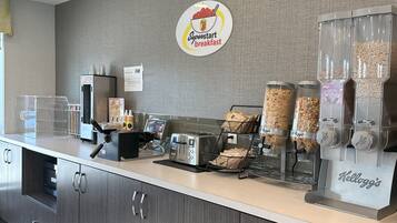Una barra de desayuno con un tostador, dispensadores de cereales y un cartel que anuncia el desayuno Superstart.