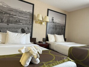 Escritorio, cortinas blackout y tabla de planchar con plancha 