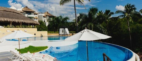 Outdoor pool, open 9:00 AM to 7:00 PM, sun loungers