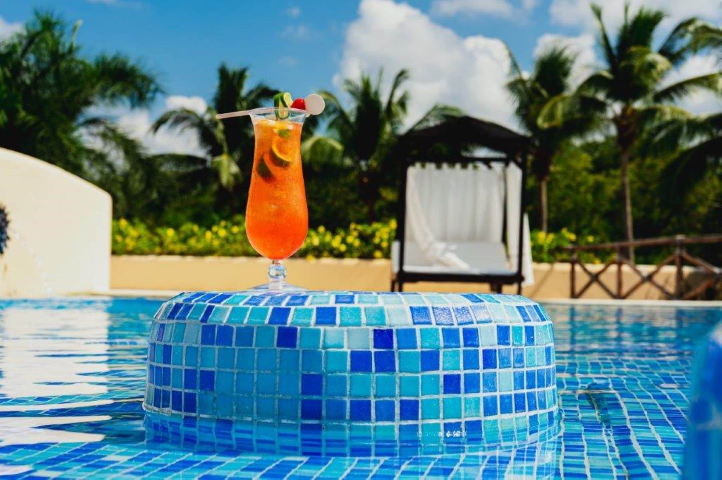 Outdoor pool, open 9:00 AM to 7:00 PM, pool loungers