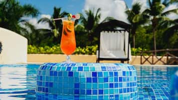 Outdoor pool, open 9:00 AM to 7:00 PM, pool loungers