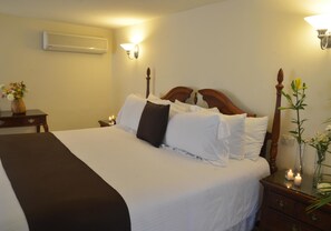 Chuveiro, produtos de toalete de grife, toalhas de banho 