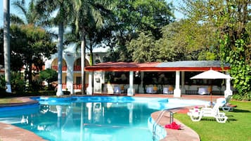 Piscine extérieure, parasols de plage