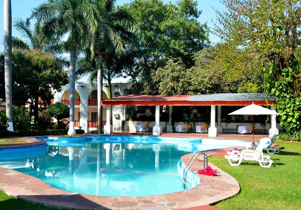 Piscine extérieure, parasols