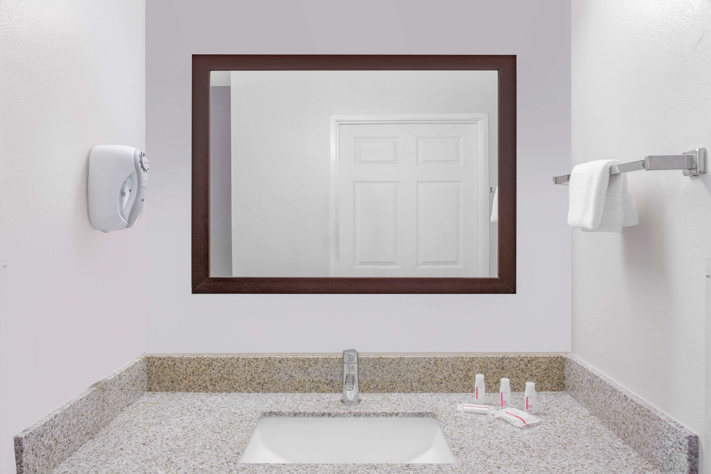 combined shower/bathtub, hair dryer, towels