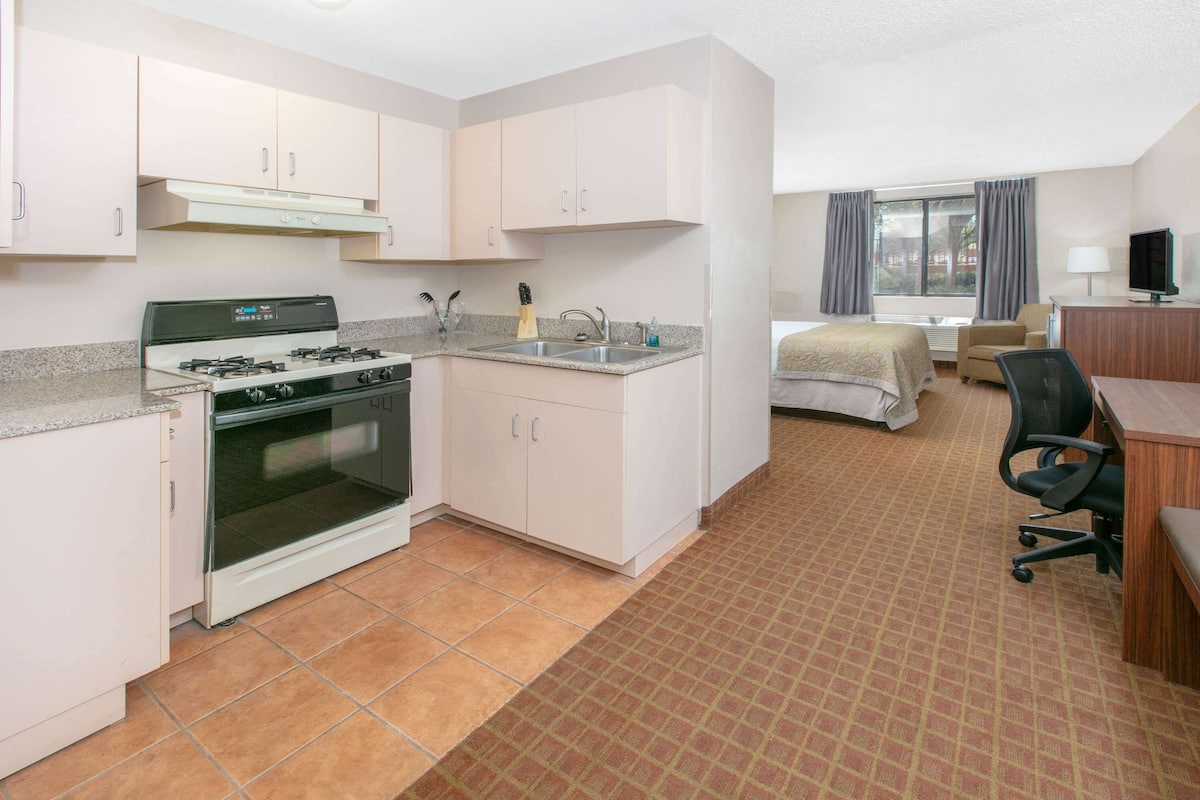 studio suite, 1 king bed, non smoking | iron/ironing board, free cots/infant beds, rollaway beds, free wifi