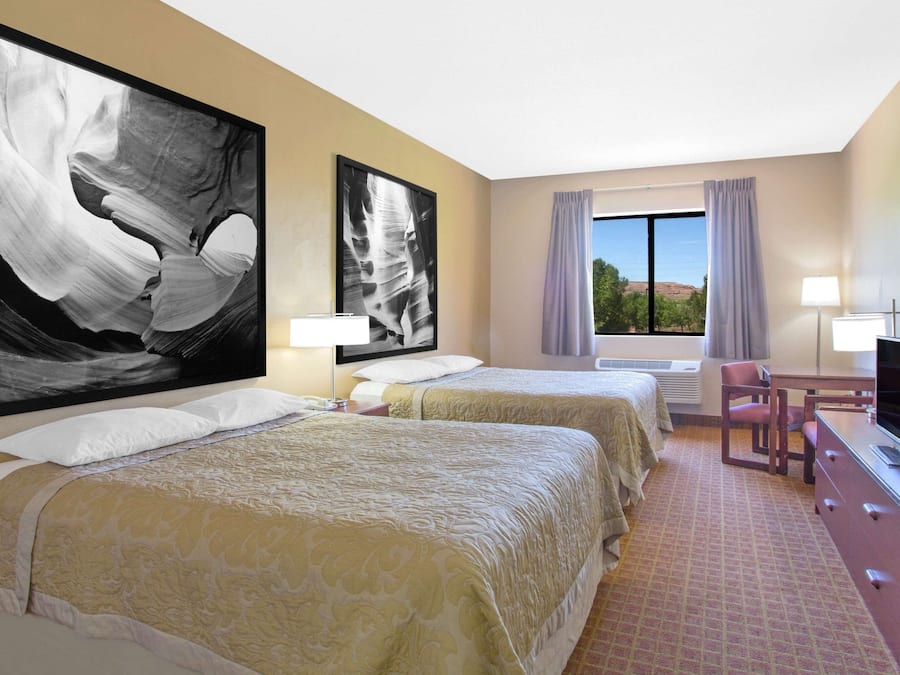 Standaard kamer, 2 queensize bedden | Een strijkplank/strijkijzer, gratis babybedden, extra bedden