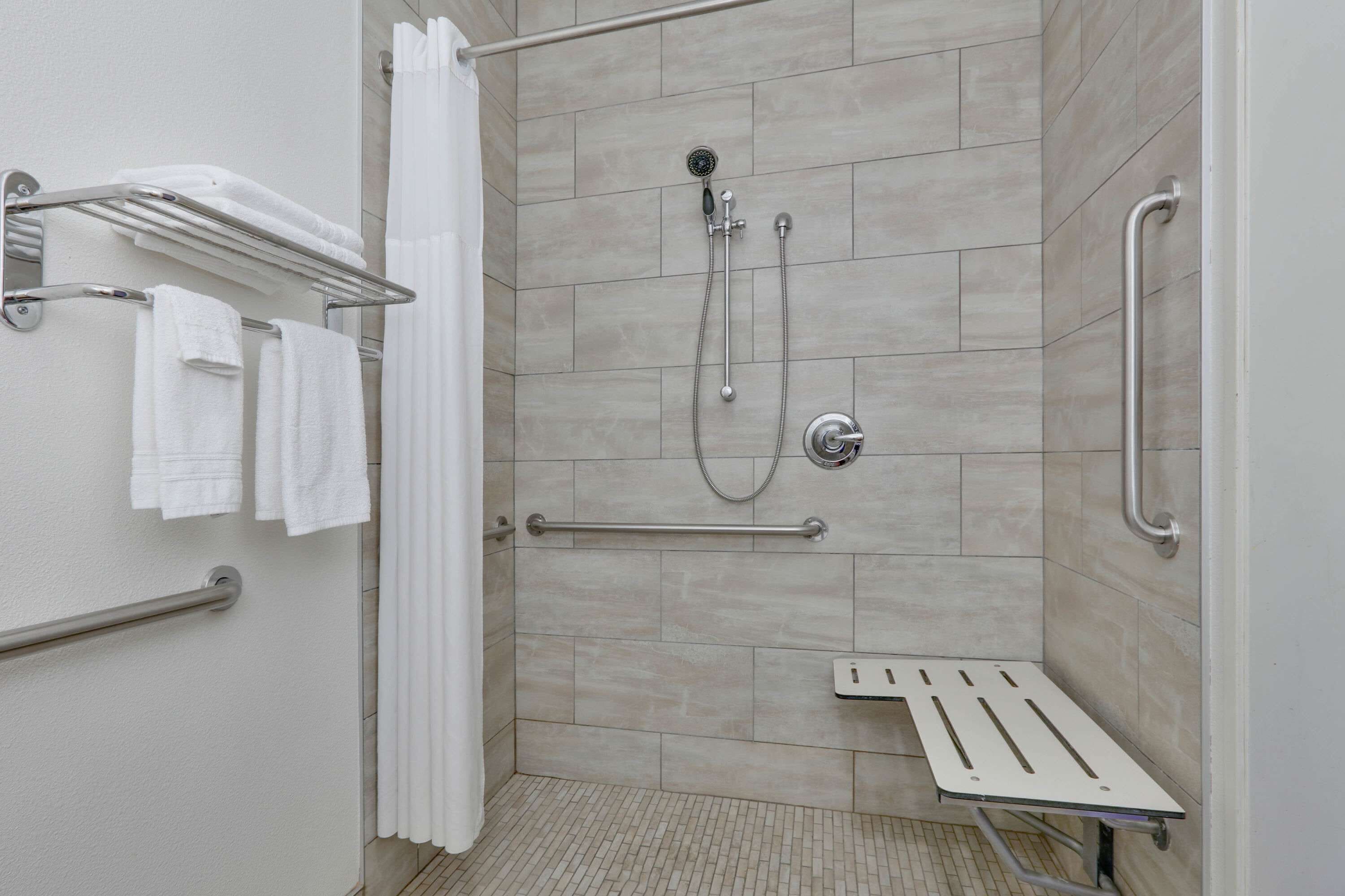 combined shower/bathtub, hair dryer, towels