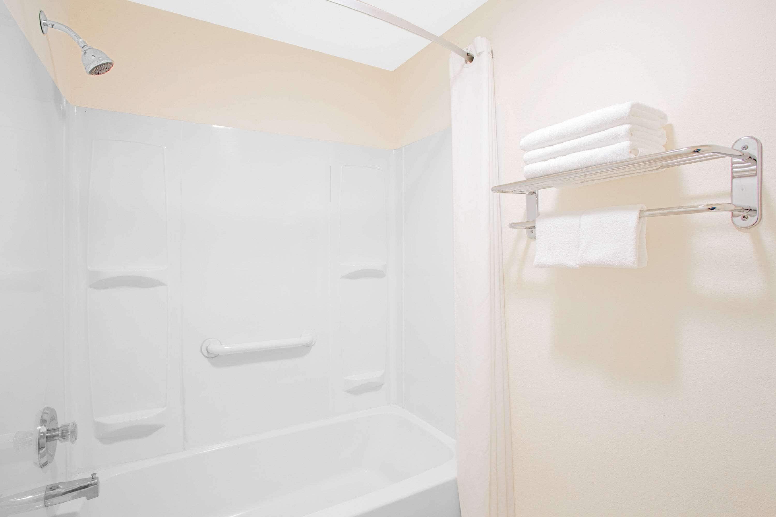 combined shower/bathtub, hair dryer, towels