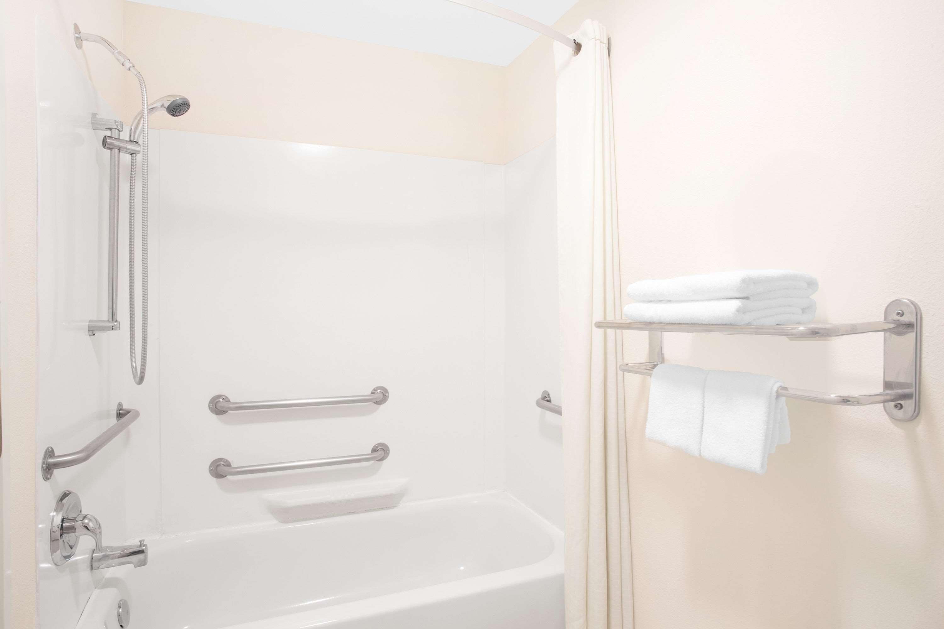 combined shower/bathtub, hair dryer, towels