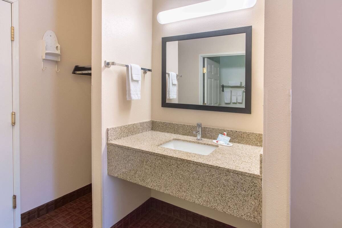 combined shower/bathtub, hair dryer, towels