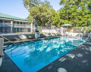 Una piscina al aire libre de temporada