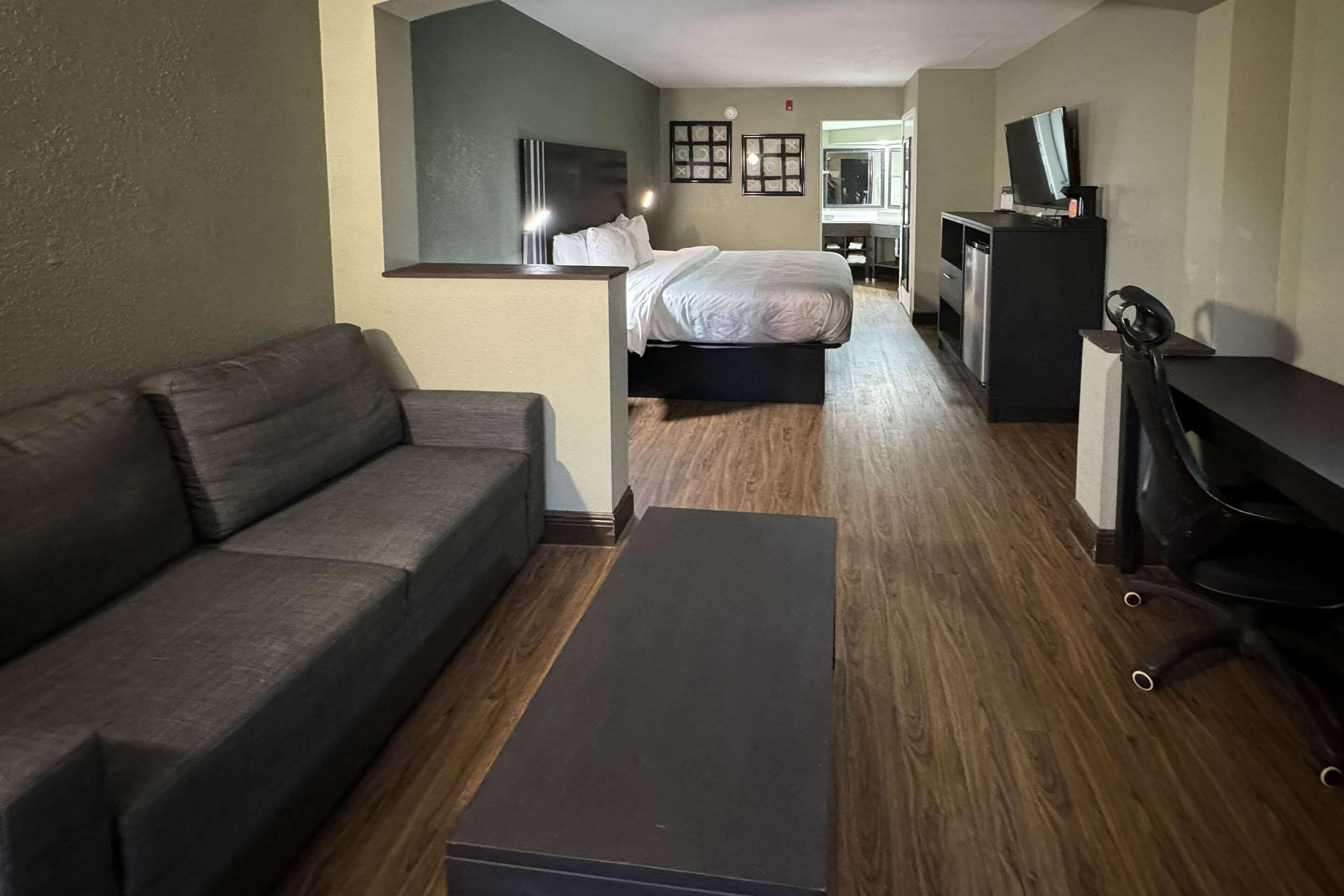 Suite, 1 kingsize bed met slaapbank | Een bureau, een strijkplank/strijkijzer, gratis wifi, beddengoed