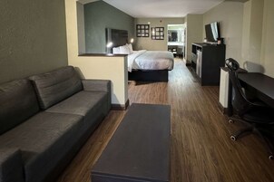 Escritorio, tabla de planchar con plancha, wifi gratis y ropa de cama 