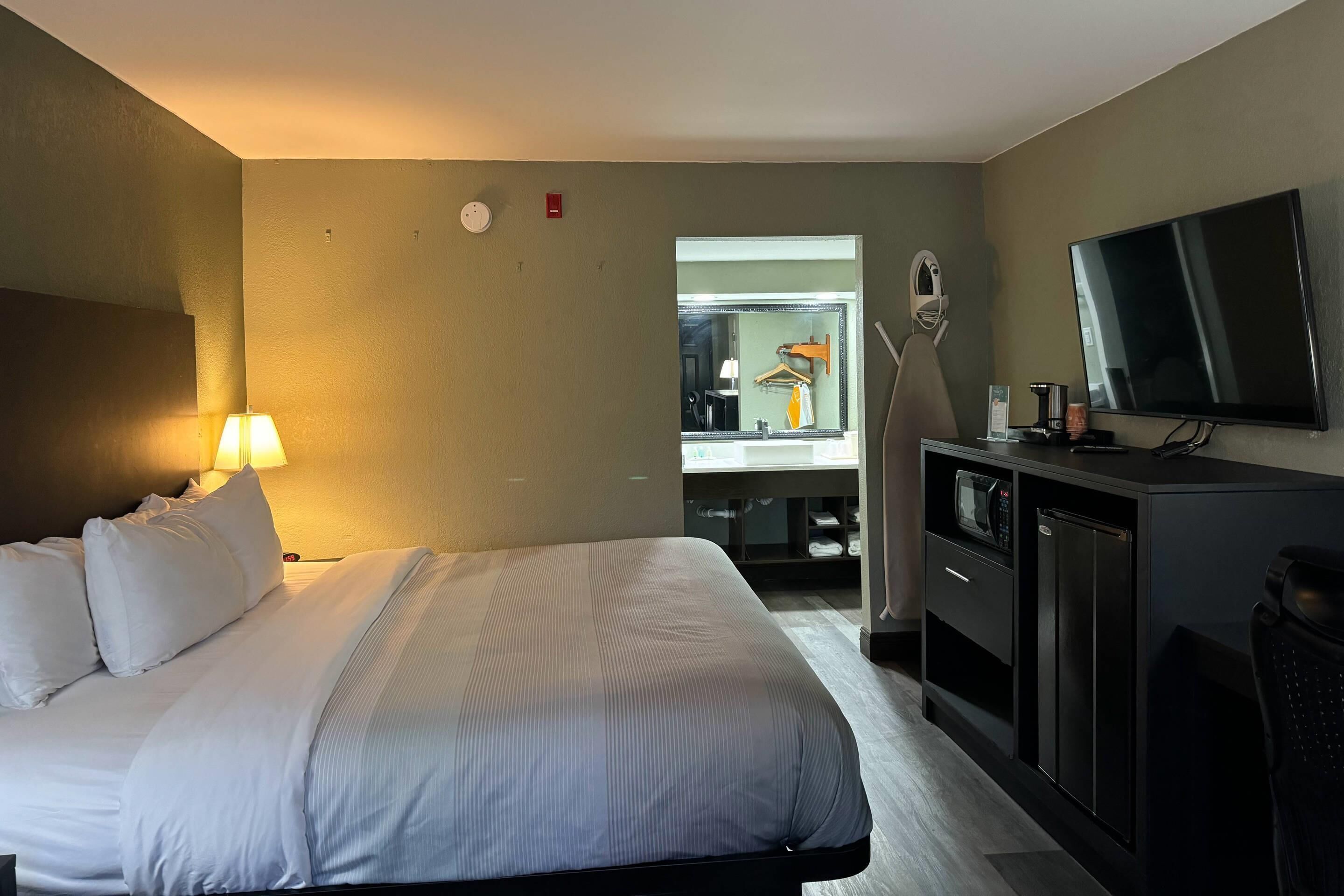 Habitación, 1 cama King size, con acceso para personas discapacitadas, para no fumadores | Escritorio, tabla de planchar con plancha, wifi gratis y ropa de cama 