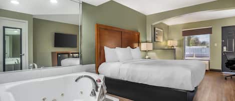 Escritorio, tabla de planchar con plancha, wifi gratis y ropa de cama