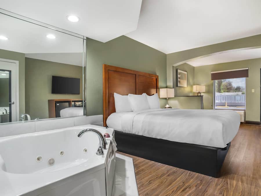 Skrivbord, strykjärn/strykbräda, gratis wi-fi och sängkläder