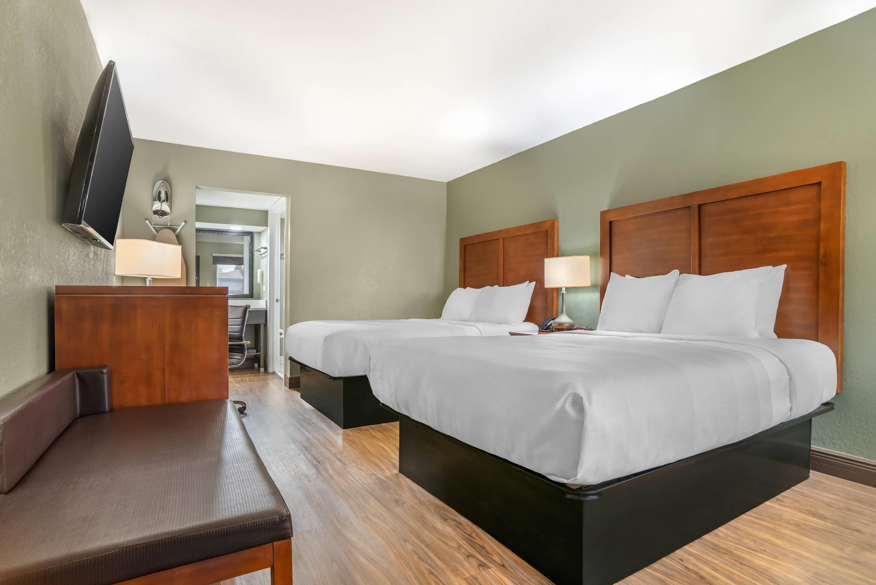 Chambre, 2 grands lits | Bureau, fer et planche à repasser, Wi-Fi gratuit, draps fournis